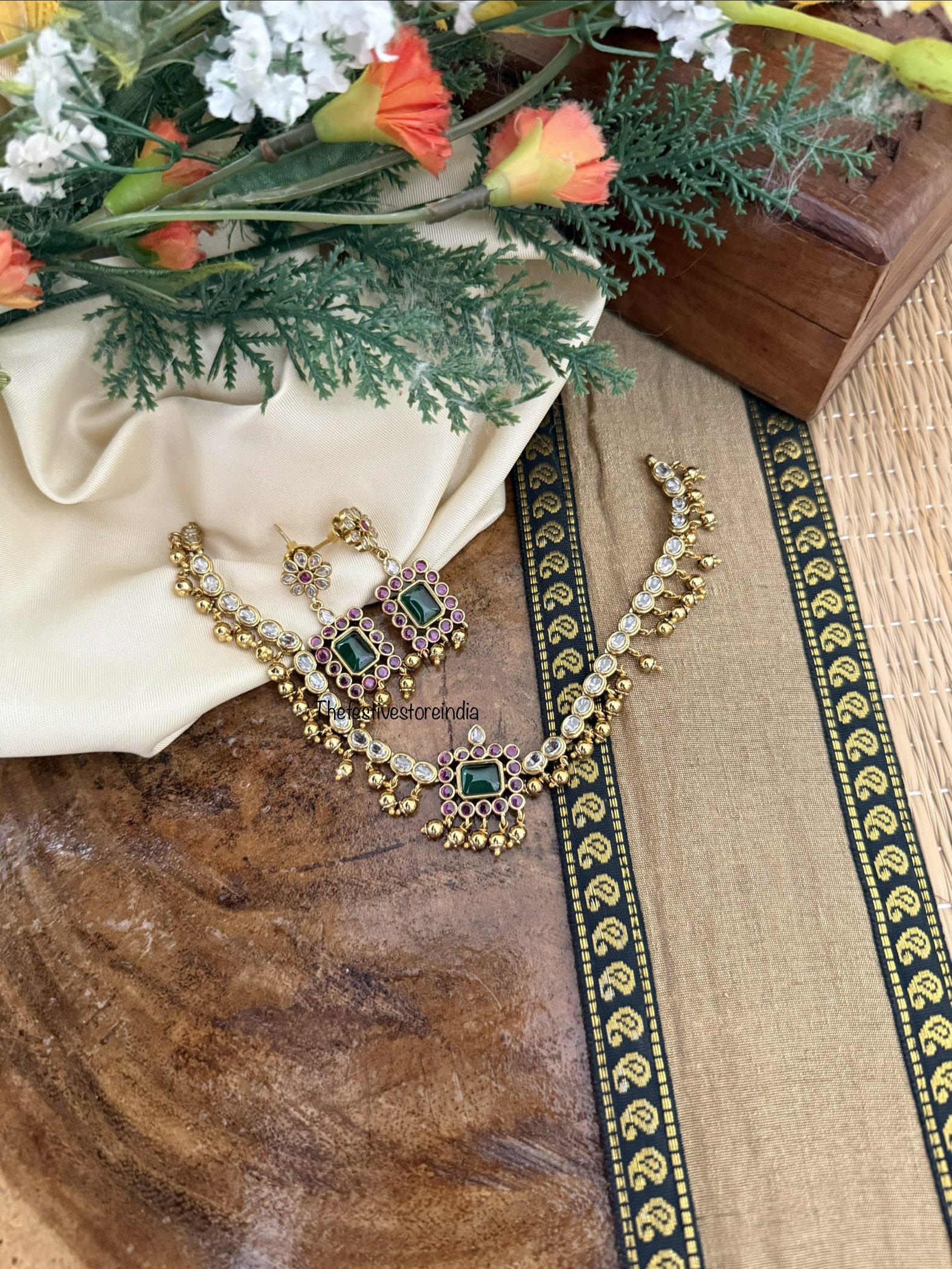 Kemp and green pendant necklace set