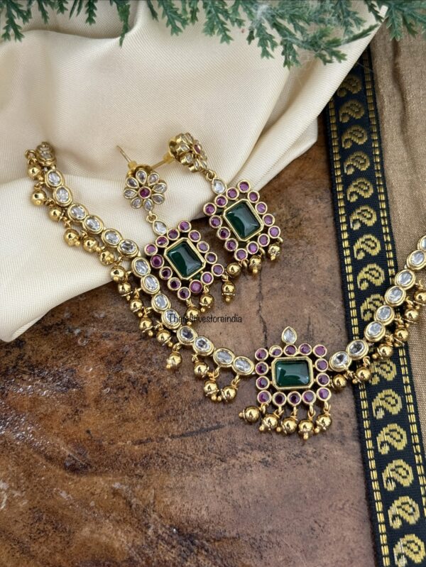Kemp and green pendant necklace set
