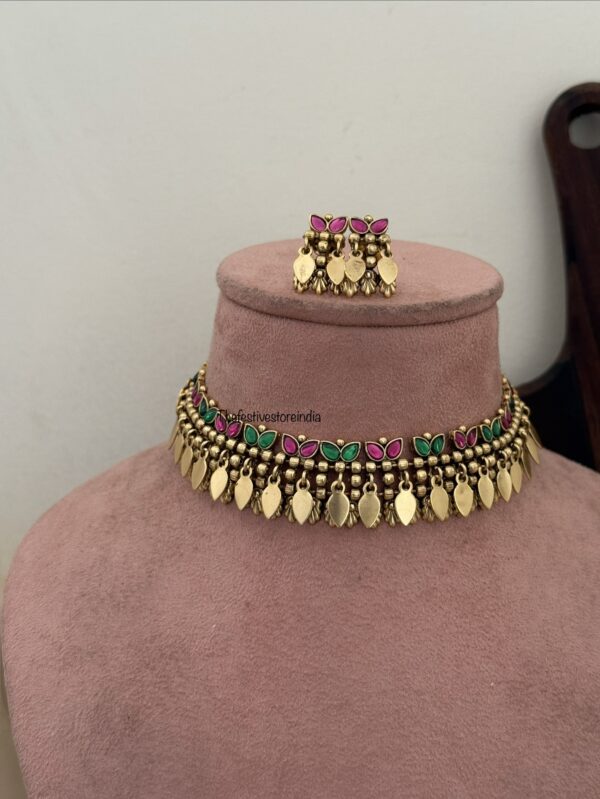 Elakkathali Kemp and green stones choker set
