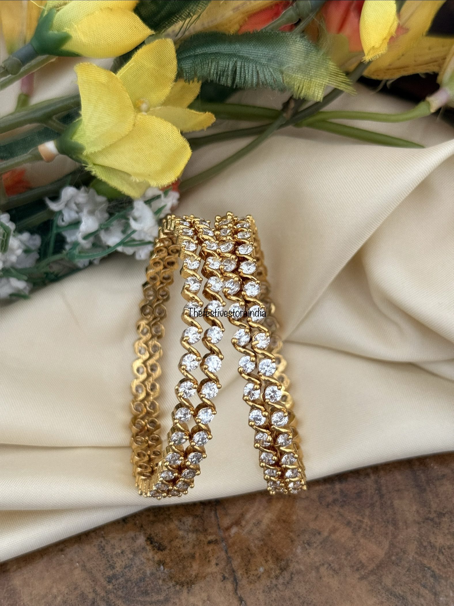 Set of 4 Diamond look bangles